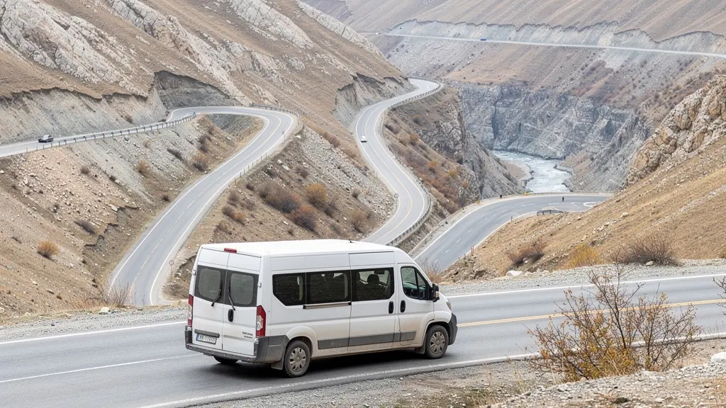 Route de montagne sinueuse en Arménie avec véhicule de transport touristique